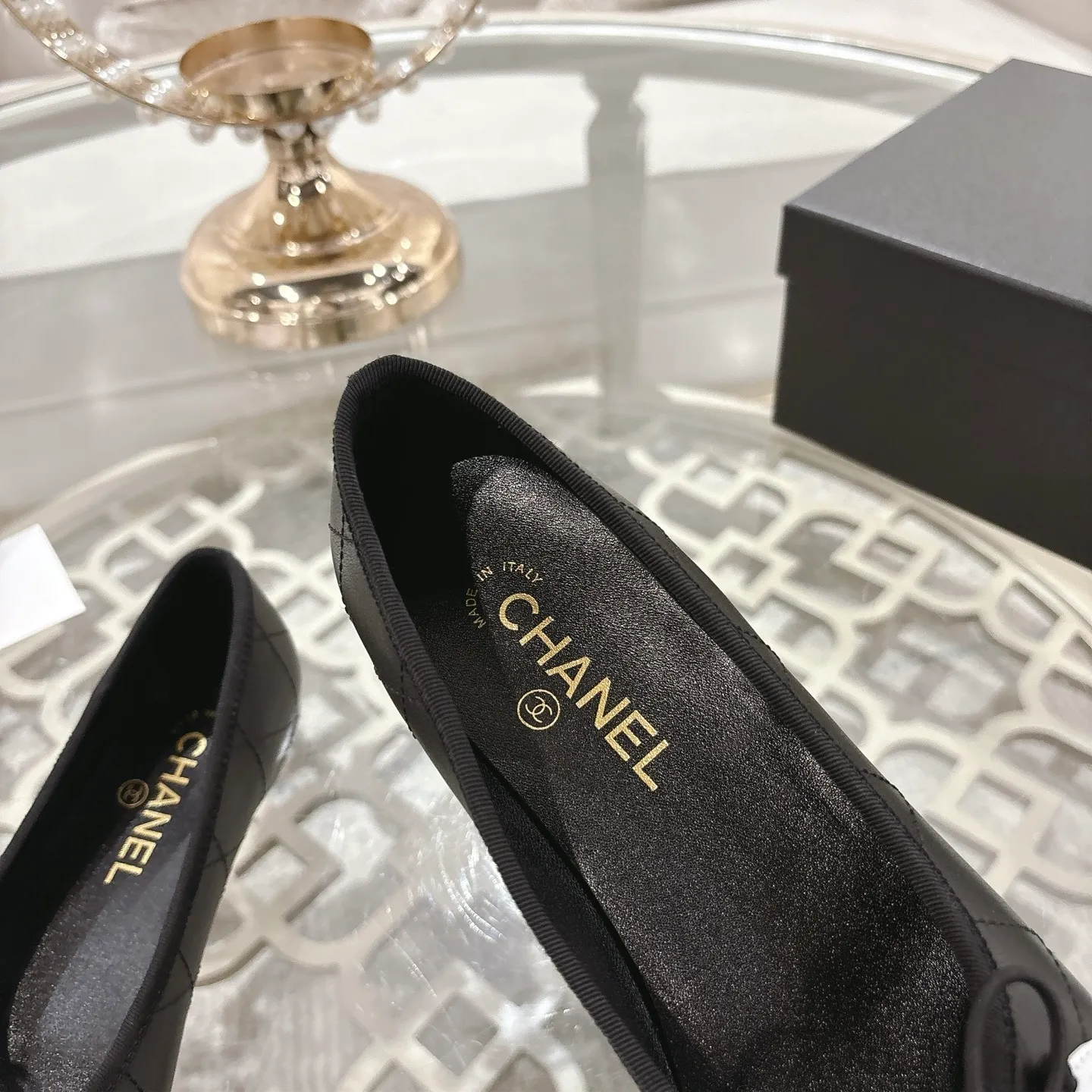 👟👟Ex-factory price 540👟👟 [Purchase-level quality] CHANEL Xiaoxiang 25/A new summer bow-tie shoes 💃 This pair of "dancing shoes" is really breathtakingly beautiful! Made of cowhide fabric + exquisite electric embroidery, every detail exudes a sense of high-end ~ classic bow design, Italian genuine leather sole, comfortable and elegant on the feet, a perfect must-have for fairies!  🌟 All counters are from the same source! All materials are customized according to the original 1:1, and are developed and patterned from genuine products. The quality is absolutely assured ~ a classic that must be bought every year, a versatile artifact that looks great whether paired with skirts or jeans!  💖 The perfect finishing touch for summer outfits, sisters, just do it! 👉 Fabric: Imported sheepskin Lining: Imported sheepskin Outsole: Private molded outsole Size: 35-40 Leather surface